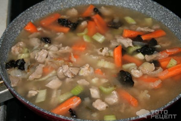 Рецепт: Филе индейки с черносливом - тушеное с овощами Рецепт: Филе индейки с черносливом - тушеное с овощами