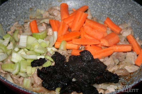 Рецепт: Филе индейки с черносливом - тушеное с овощами Рецепт: Филе индейки с черносливом - тушеное с овощами