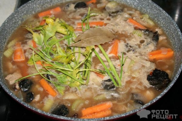 Рецепт: Филе индейки с черносливом - тушеное с овощами Рецепт: Филе индейки с черносливом - тушеное с овощами