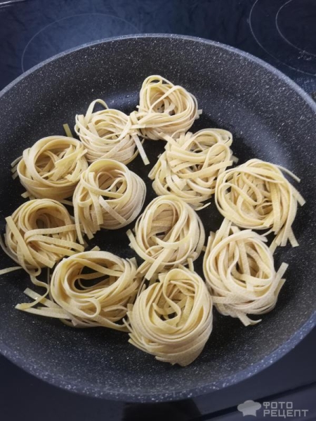 Рецепт: Гнезда из макарон с фаршем по-русски - Со сметаной