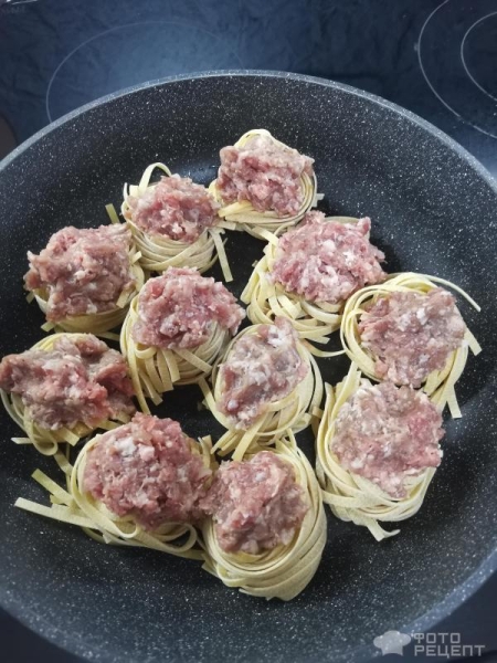 Рецепт: Гнезда из макарон с фаршем по-русски - Со сметаной