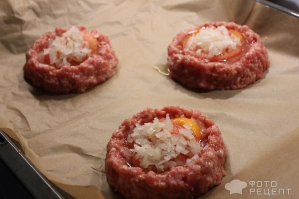 Рецепт: Гнезда с фаршем - С сыром и яйцом Рецепт: Гнезда с фаршем - С сыром и яйцом