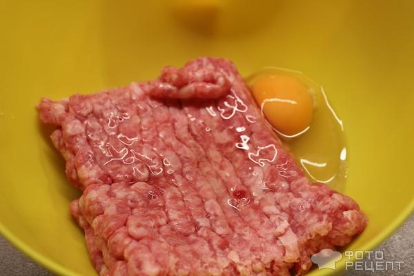 Рецепт: Гнезда с фаршем - С сыром и яйцом Рецепт: Гнезда с фаршем - С сыром и яйцом