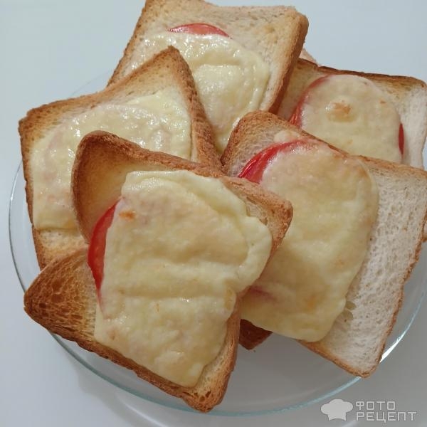 Рецепт: Горячие бутерброды .с помидором и сыром - Запечённые в духовке бутерброды с сыром и свежими помидорами.