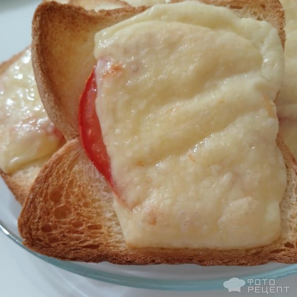 Рецепт: Горячие бутерброды .с помидором и сыром - Запечённые в духовке бутерброды с сыром и свежими помидорами.