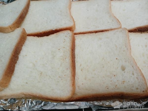 Рецепт: Горячие бутерброды .с помидором и сыром - Запечённые в духовке бутерброды с сыром и свежими помидорами.