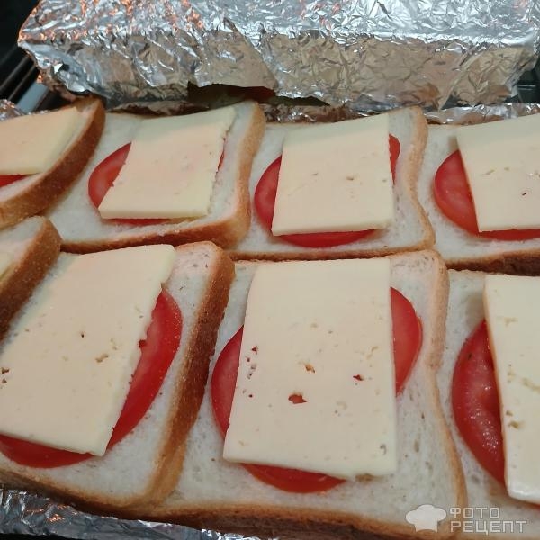 Рецепт: Горячие бутерброды .с помидором и сыром - Запечённые в духовке бутерброды с сыром и свежими помидорами.