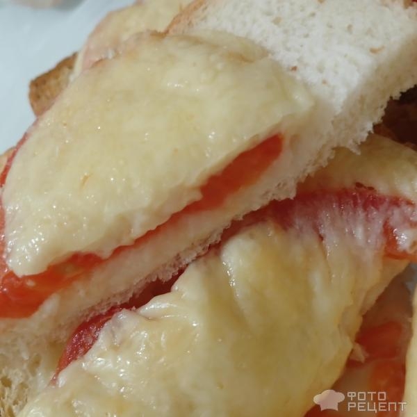Рецепт: Горячие бутерброды .с помидором и сыром - Запечённые в духовке бутерброды с сыром и свежими помидорами.