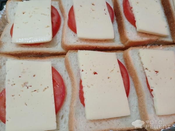Рецепт: Горячие бутерброды .с помидором и сыром - Запечённые в духовке бутерброды с сыром и свежими помидорами.