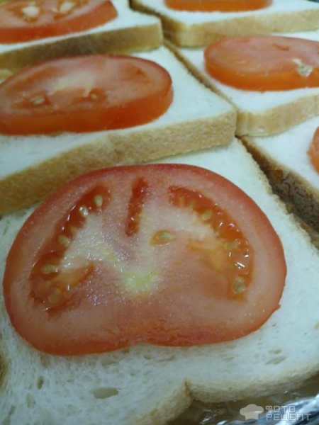 Рецепт: Горячие бутерброды .с помидором и сыром - Запечённые в духовке бутерброды с сыром и свежими помидорами.