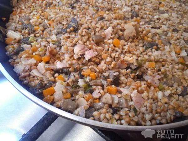 Рецепт: Гречка тушеная с грибами и мясом - с лесными грибами и беконом Рецепт: Гречка тушеная с грибами и мясом - с лесными грибами и беконом