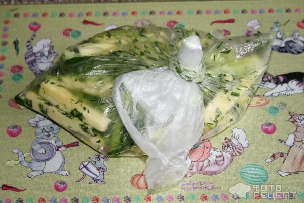 Рецепт: Холодный летний салат - Из малосольного огурца и кабачка Рецепт: Холодный летний салат - Из малосольного огурца и кабачка