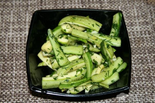 Рецепт: Холодный летний салат - Из малосольного огурца и кабачка Рецепт: Холодный летний салат - Из малосольного огурца и кабачка