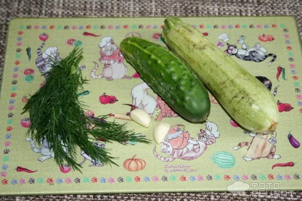 Рецепт: Холодный летний салат - Из малосольного огурца и кабачка Рецепт: Холодный летний салат - Из малосольного огурца и кабачка