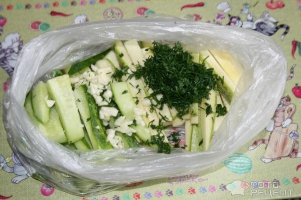 Рецепт: Холодный летний салат - Из малосольного огурца и кабачка Рецепт: Холодный летний салат - Из малосольного огурца и кабачка