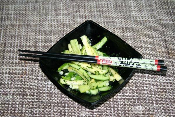 Рецепт: Холодный летний салат - Из малосольного огурца и кабачка Рецепт: Холодный летний салат - Из малосольного огурца и кабачка