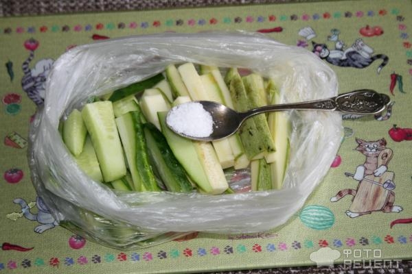 Рецепт: Холодный летний салат - Из малосольного огурца и кабачка Рецепт: Холодный летний салат - Из малосольного огурца и кабачка