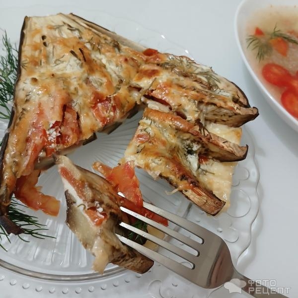 Рецепт: "Хвост павлина" или веер из баклажанов - Запечённые в духовке с сыром под сметанным соусом Рецепт: "Хвост павлина" или веер из баклажанов - Запечённые в духовке с сыром под сметанным соусом