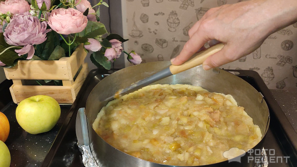 Рецепт: Яблочный пирог с меренгой - и лепестками арахиса