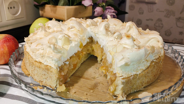 Рецепт: Яблочный пирог с меренгой - и лепестками арахиса