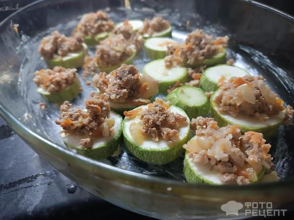 Рецепт: Кабачки запеченные с фаршем и сыром - Закуска по-домашнему Рецепт: Кабачки запеченные с фаршем и сыром - Закуска по-домашнему