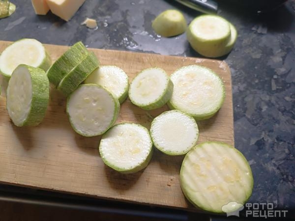 Рецепт: Кабачки запеченные с фаршем и сыром - Закуска по-домашнему Рецепт: Кабачки запеченные с фаршем и сыром - Закуска по-домашнему