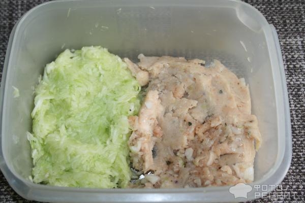 Рецепт: Кабачково-куриные котлетки - под томатным соусом Рецепт: Кабачково-куриные котлетки - под томатным соусом