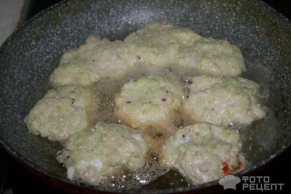Рецепт: Кабачково-куриные котлетки - под томатным соусом Рецепт: Кабачково-куриные котлетки - под томатным соусом