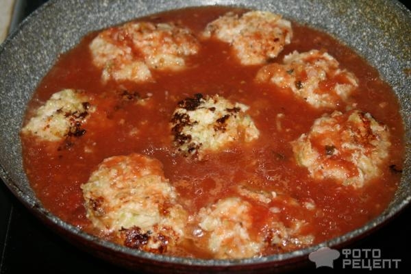 Рецепт: Кабачково-куриные котлетки - под томатным соусом Рецепт: Кабачково-куриные котлетки - под томатным соусом