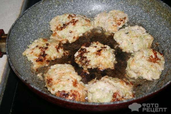 Рецепт: Кабачково-куриные котлетки - под томатным соусом Рецепт: Кабачково-куриные котлетки - под томатным соусом
