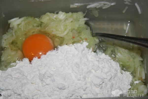 Рецепт: Кабачковые оладьи - как не сладкие пирожные с начинкой