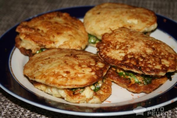 Рецепт: Кабачковые оладьи - как не сладкие пирожные с начинкой