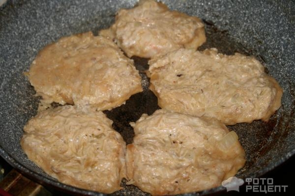 Рецепт: Капустные оладьи - под сливочно-грибным соусом Рецепт: Капустные оладьи - под сливочно-грибным соусом