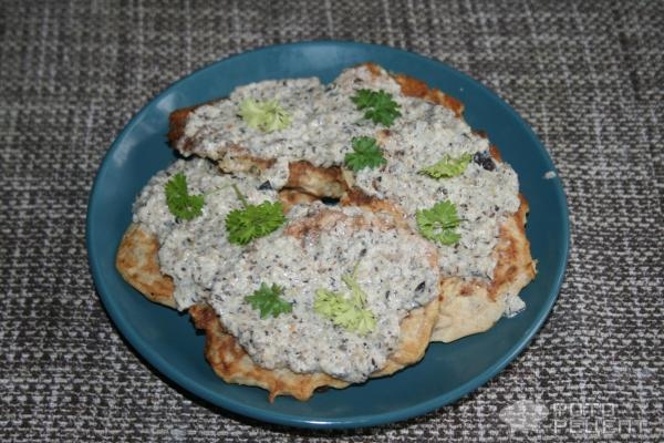 Рецепт: Капустные оладьи - под сливочно-грибным соусом Рецепт: Капустные оладьи - под сливочно-грибным соусом