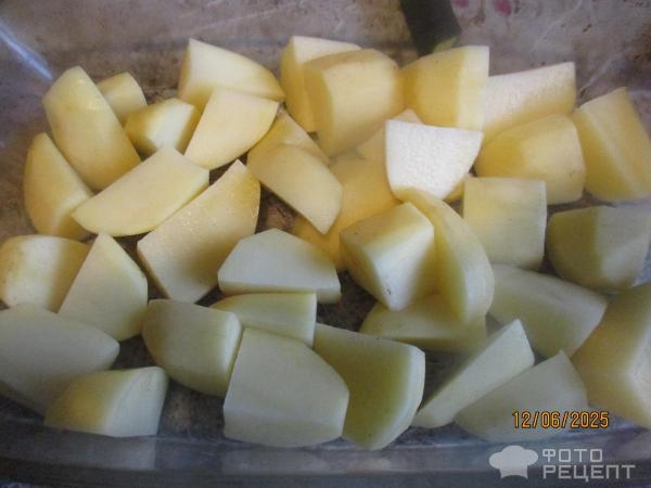 Рецепт: Картофель с фрикадельками в духовке - под соусом