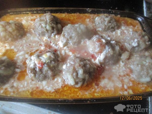 Рецепт: Картофель с фрикадельками в духовке - под соусом