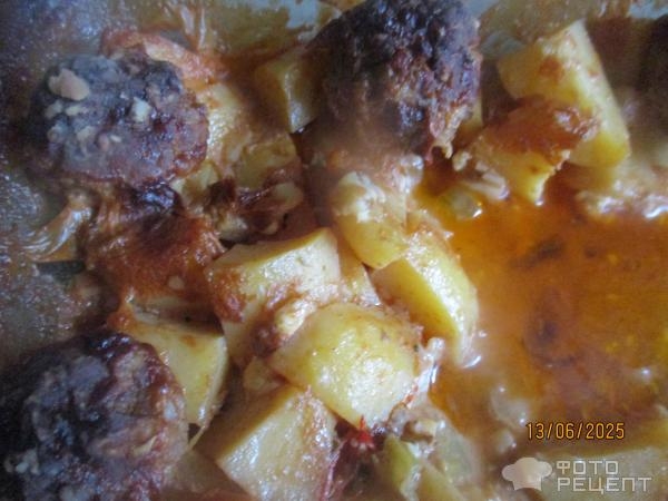 Рецепт: Картофель с фрикадельками в духовке - под соусом