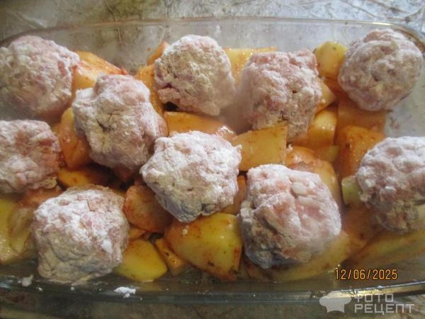 Рецепт: Картофель с фрикадельками в духовке - под соусом