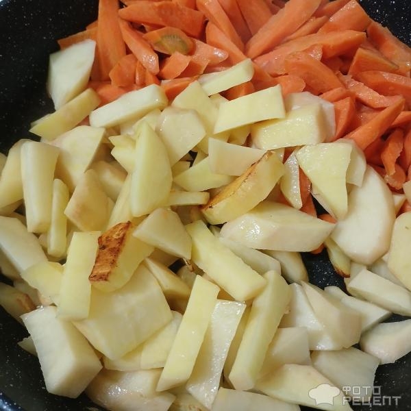 Рецепт: Картофель с луком, морковкой и фасолью жареная на сковороде - Оригинальный рецепт вкусного жареного картофеля