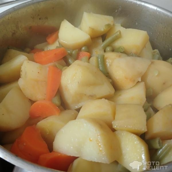 Рецепт: Картофель со стручковой фасолью - Тушёный картофель с зеленым горошком и стручковой фасолью.