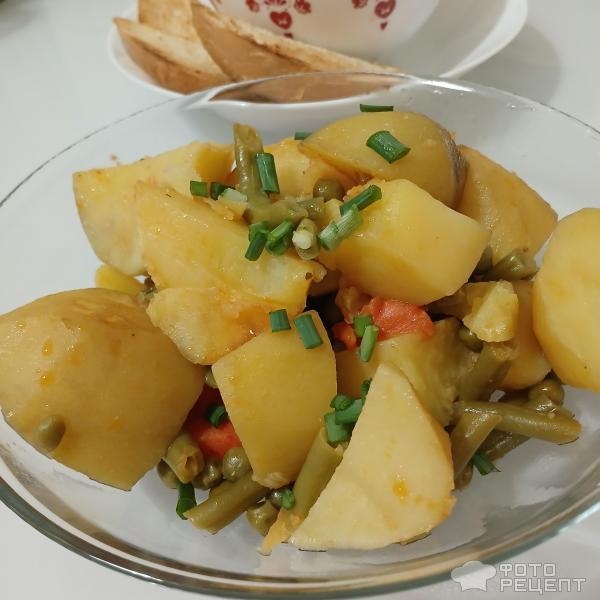 Рецепт: Картофель со стручковой фасолью - Тушёный картофель с зеленым горошком и стручковой фасолью.