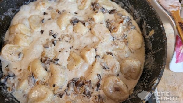Рецепт: Картофельные ньокки в сливочно-грибном соусе - в сковороде