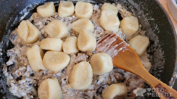 Рецепт: Картофельные ньокки в сливочно-грибном соусе - в сковороде
