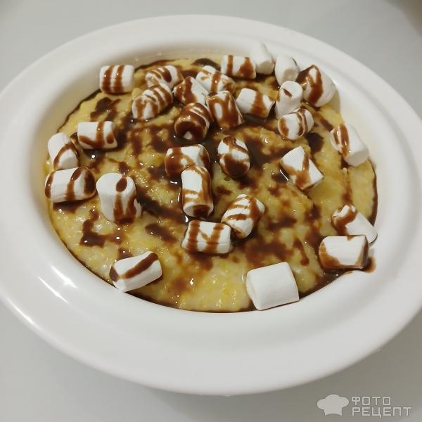 Рецепт: Каша из поленты с карамельным соусом - Ребенок не ест молочную кашу? Превратите ее в десерт! Молочная кукурузная полента с маршмеллоу.