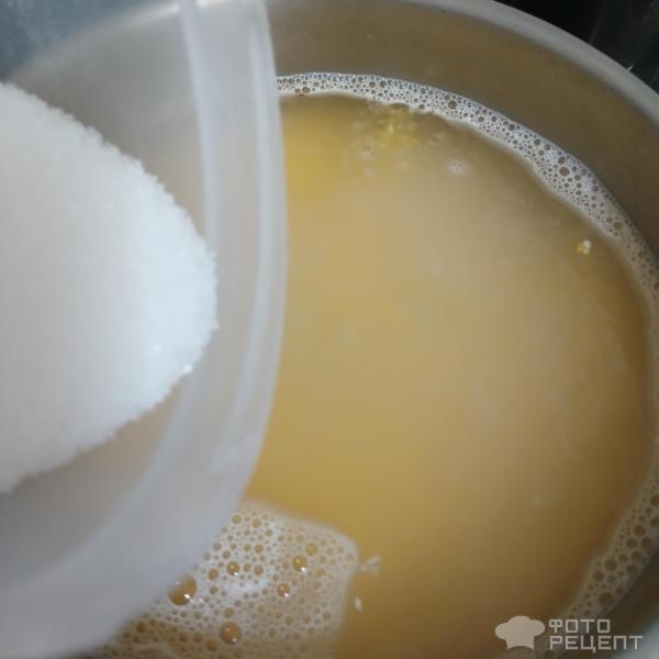 Рецепт: Каша из поленты с карамельным соусом - Ребенок не ест молочную кашу? Превратите ее в десерт! Молочная кукурузная полента с маршмеллоу.