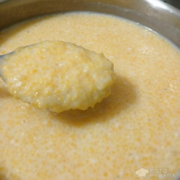 Рецепт: Каша из поленты с карамельным соусом - Ребенок не ест молочную кашу? Превратите ее в десерт! Молочная кукурузная полента с маршмеллоу.