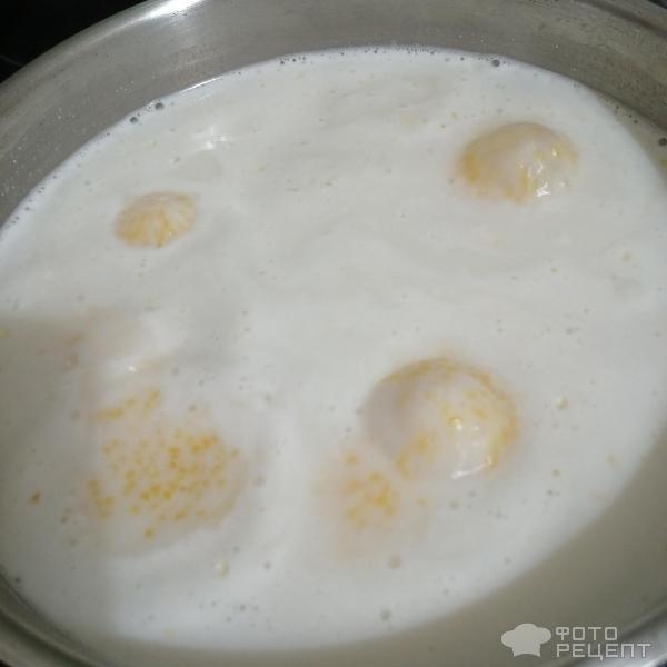 Рецепт: Каша из поленты с карамельным соусом - Ребенок не ест молочную кашу? Превратите ее в десерт! Молочная кукурузная полента с маршмеллоу.