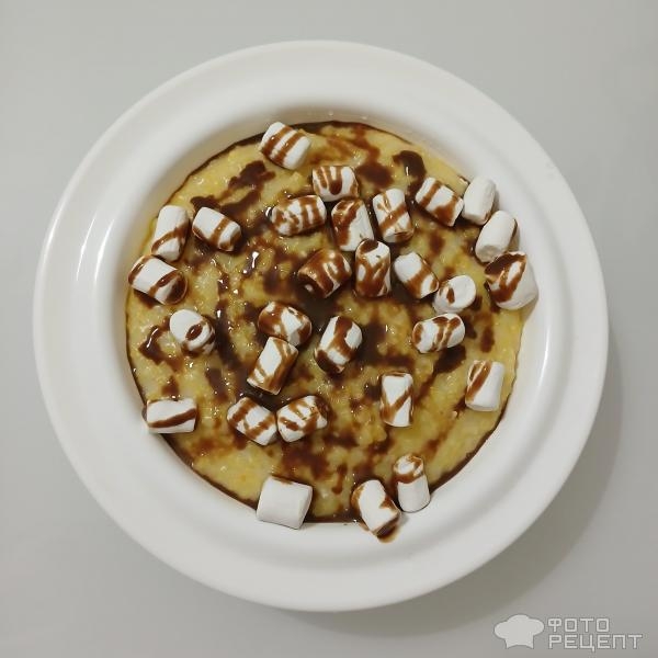 Рецепт: Каша из поленты с карамельным соусом - Ребенок не ест молочную кашу? Превратите ее в десерт! Молочная кукурузная полента с маршмеллоу.