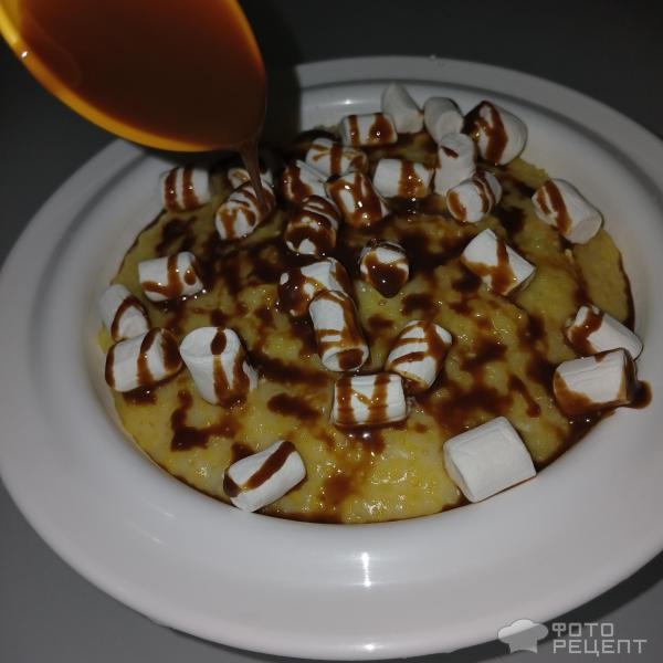 Рецепт: Каша из поленты с карамельным соусом - Ребенок не ест молочную кашу? Превратите ее в десерт! Молочная кукурузная полента с маршмеллоу.