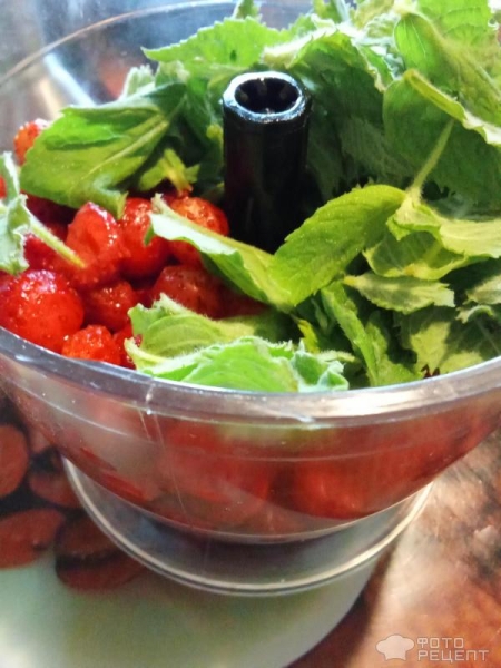 Рецепт: Клубничный сорбет - С добавлением мяты и молока. Рецепт: Клубничный сорбет - С добавлением мяты и молока.